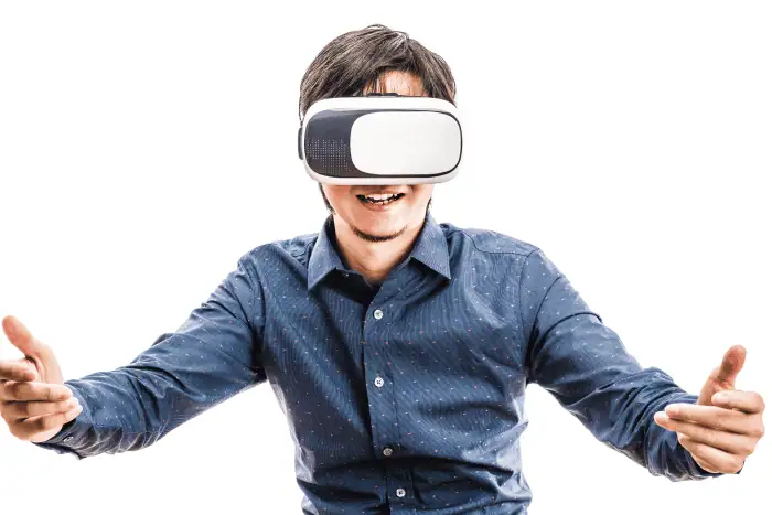 VRヘッドセットを着用した男性の画像、アダルトアフィリエイトの稼ぎ方研究に関連するSEOフレンドリーな画像。.
