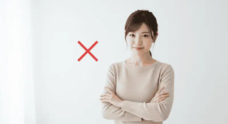 車に関する女性の肖像画、侮辱や否定を示す赤いXマークを背景に配置した画像。アダルトアフィリエイトや男の稼ぎ方研究関連の補助的ビジュアルとして使用可能。.