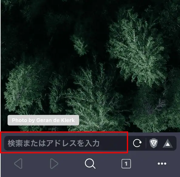 森の夜景、緑豊かな木々と静かな自然の風景。アダルトアフィリエイトや男の稼ぎ方に関連したイメージとして、自然と成功の象徴を表現。.